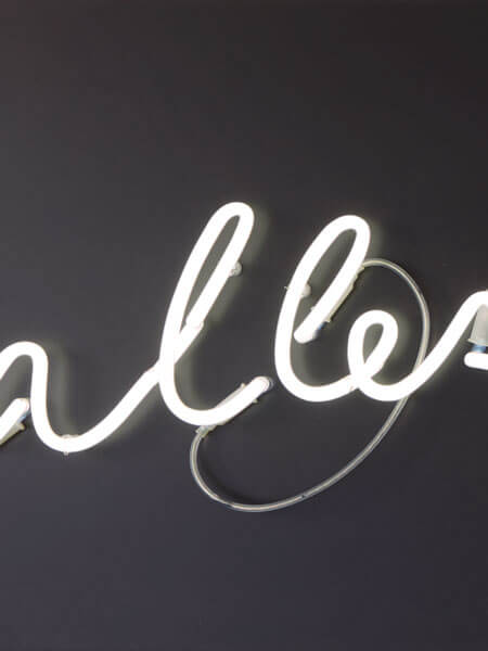 Hans Paul Isenrath, „alles – nichts“, Neon auf Holz, wechselseitig aufleuchtend, 1997 | Zilkens Kunstversicherung