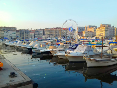 Sommerliche Kulisse für den Saisonstart: Marseille und Art-O-Rama, Foto Stefan Kobel
