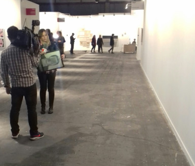 Medeienrummel vor abgehängter Kunst auf der Arco; Foto Stefan Kobel