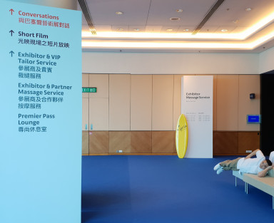 Schneider für die VIPs, Massage für die Aussteller: Art Basel Hong Kong; Foto Stefan Kobel