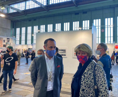 Neue Eintracht: Kulturstaatsmisnisterin Monika Grütters mit dem Kunsthändler und BVDG-Vorstand Thole Rotermund auf der Positions in Berlin, Foto Kristian Jarmuschek