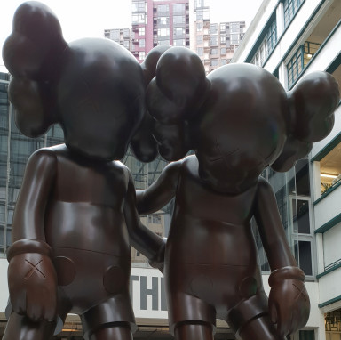 Noch immer belächelt: KAWS, Foto Stefan Kobbel