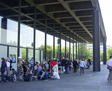 Bessere Zeiten: Schlangen vor dem Museum; Foto Jochims via Wikimedia