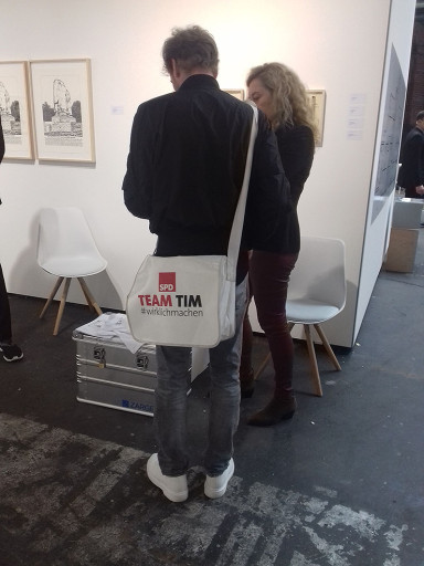 Peinlicher geht immer: Berlins ehemaliger Kulturstaatssekretär Tim Renner auf Wahlkampftour auf der Art Berlin; Foto Stefan Kobel