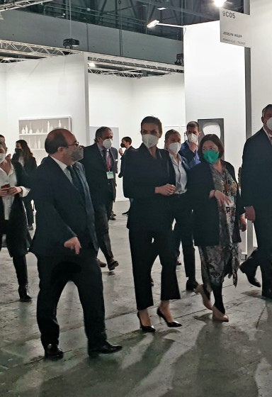 Wegen Krisensitzung allein auf der Arco Madrid: Königin Letizia; Foto Stefan Kobel
