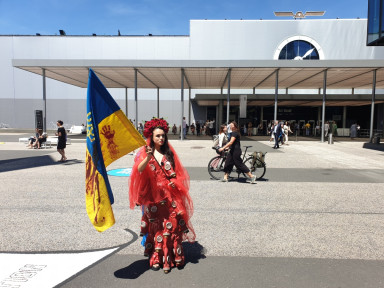 Isagus Toche, Olesia the Tchernobyl Bride, Performance vor der Art Basel, Foto Stefan Kobel
