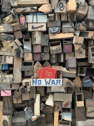 Detail from „famished road“ by Ibrahim Mahama 2023, Museum Voorlinden, Wassenaar. Photo: Stephan Zilkens