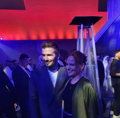Katars Imagebotschafter David Beckham und Kunstmarkt-Reporterin Margaret Carrigan bei der Art Basel Qatar 2026; Foto Stefan Kobel