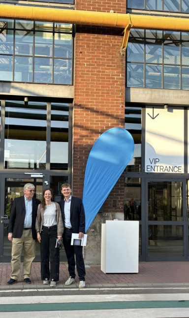 The Team auf der Art Düsseldorf, Photo: unbekannter Parkwächter gegenüber dem Eingang