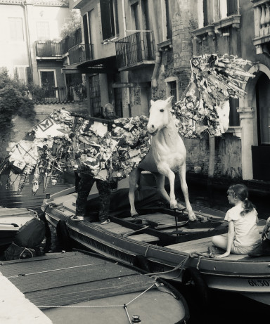 In Memoriam Jenny Falckenberg, Kunstaktion Biennale Venedig 2015 , Photo Stephan Zilkens