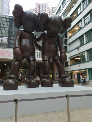 KAWS - von der Shopping Mall ins Museum oder: Das Museum als Shopping Mall; Foto Stefan Kobel