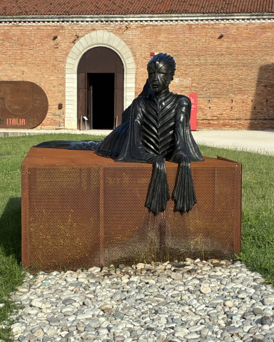 Wangechi Mutu, SimbiSiren, 2026, Bronze - aktuell Arsenale Venezia; Photo Stephan Zilkens