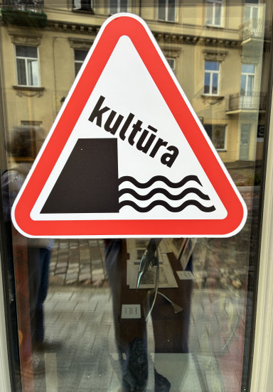 Warnung vor dem Sturz - gesehen in der Republik Uzupu/Vilnius ; Photo Stephan Zilkens